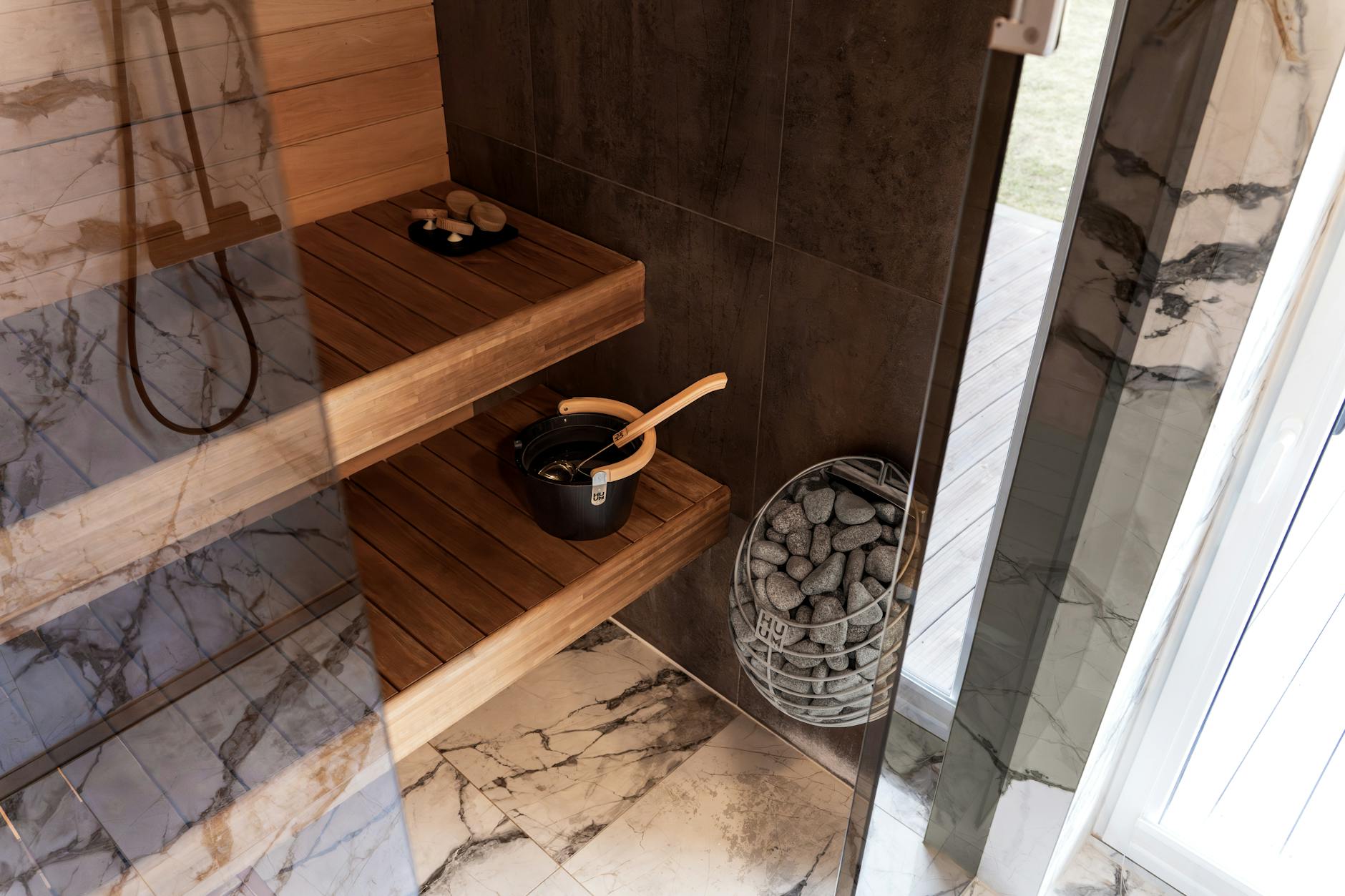 Spa-Bereich mit Seeblick-Sauna